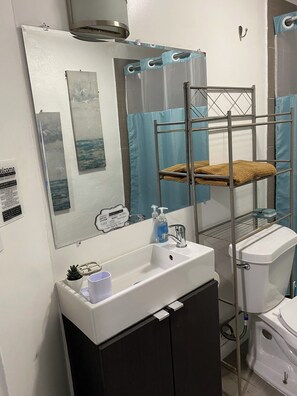 Shower, towels, toilet paper - Cozy studio space (St Croix)