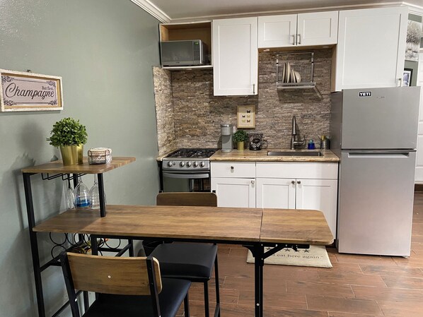 Fridge, microwave, oven, stovetop - Cozy studio space (St Croix)