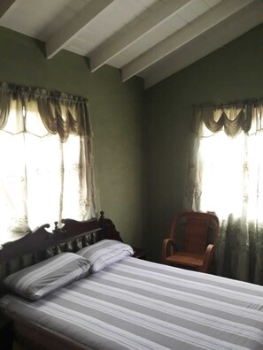 3 bedrooms, desk, WiFi