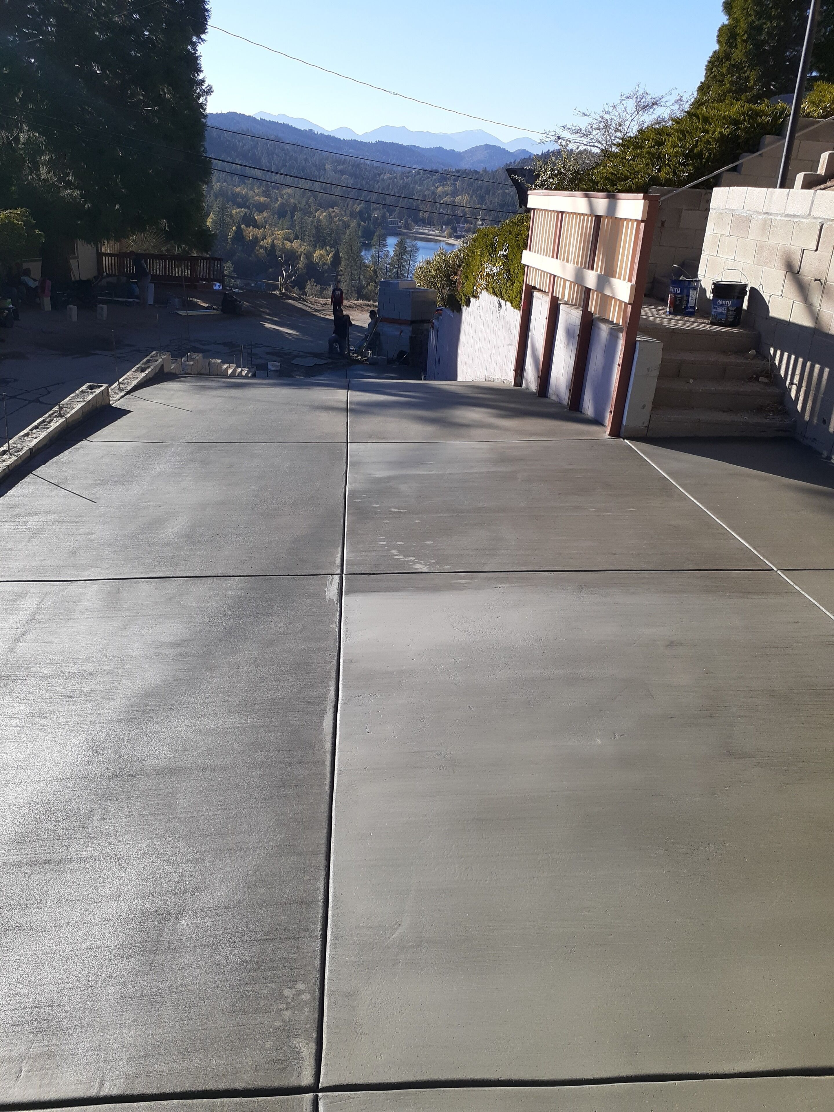 Tejado plano con vista a un valle boscoso y montañas.