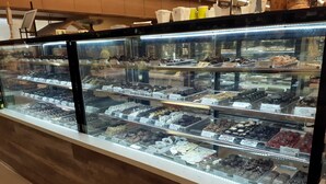 Une vitrine de boulangerie présentant diverses viennoiseries et desserts.