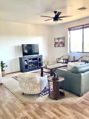 TV, books - Enjoy the view from Show Low Sanctuary this summer-cute & cozy 2/2 condo (Show Low)