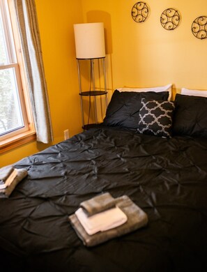 2 bedrooms, WiFi, bed sheets - Lakeview Cottage - Myers Cave Resort (North Frontenac)