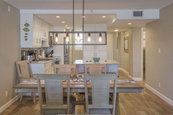 Microwave, dishwasher, coffee/tea maker, cookware/dishes/utensils - NEW Beach Listing!!!! (Redington Shores)