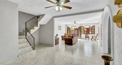 Casa Guadalupe - 4BR/4.5BA Two-Story In Leon