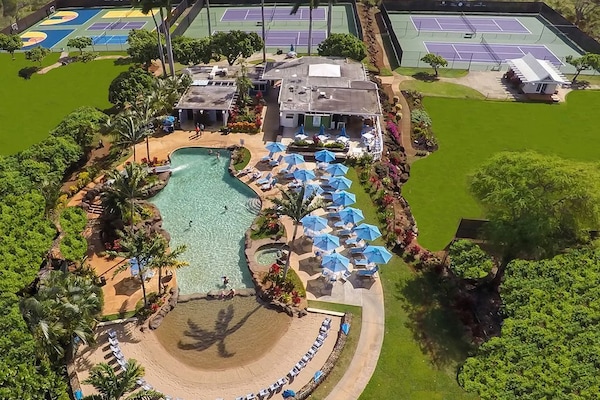 Een buitenzwembad, een verwarmd zwembad