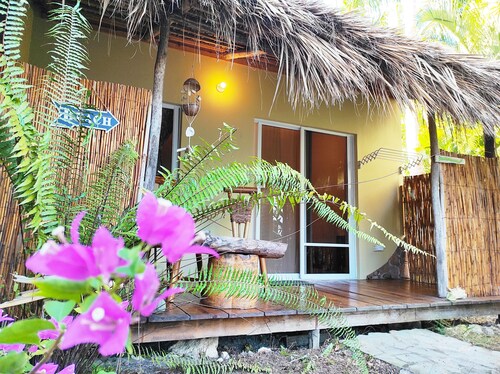 gone surfing☼wifi, pool, free parking, bbq, quiet area