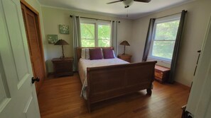 2 bedrooms, free WiFi, bed sheets - Riverfront fishing and floating getaway (Berryville)