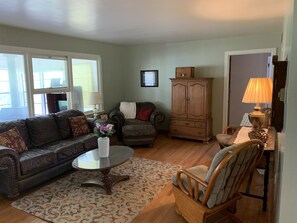 Smart TV, fireplace, foosball, table tennis - Riverfront fishing and floating getaway (Berryville)