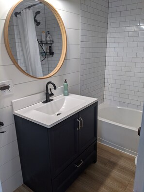 Kombinert dusj/badekar, håndklær, såpe og toalettpapir