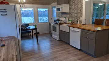 Geladeira, micro-ondas, fogão, cooktop