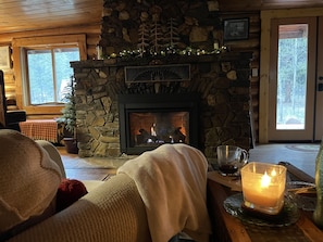 Smart TV, fireplace, DVD player, books - Old Canyon Lodge w/ Hot Tub - Nearby Ski Park, Hot Springs, Pioneer Mtn, Bannack (Polaris)