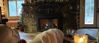 Old Canyon Lodge w/ Hot Tub - Nearby Ski Park, Hot Springs, Pioneer Mtn, Bannack