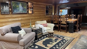 Una Smart TV, una chimenea, un reproductor de DVD, libros