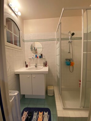 Ensemble douche/baignoire, sèche-cheveux, serviettes fournies, savon
