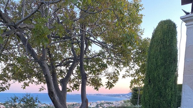 An inflatable hot tub with a view of a cityscape and the sea in the background. - Villa Avec VUE Exceptionnelle Dans UN Ecrin DE Verdure (Cagnes-sur-Mer)