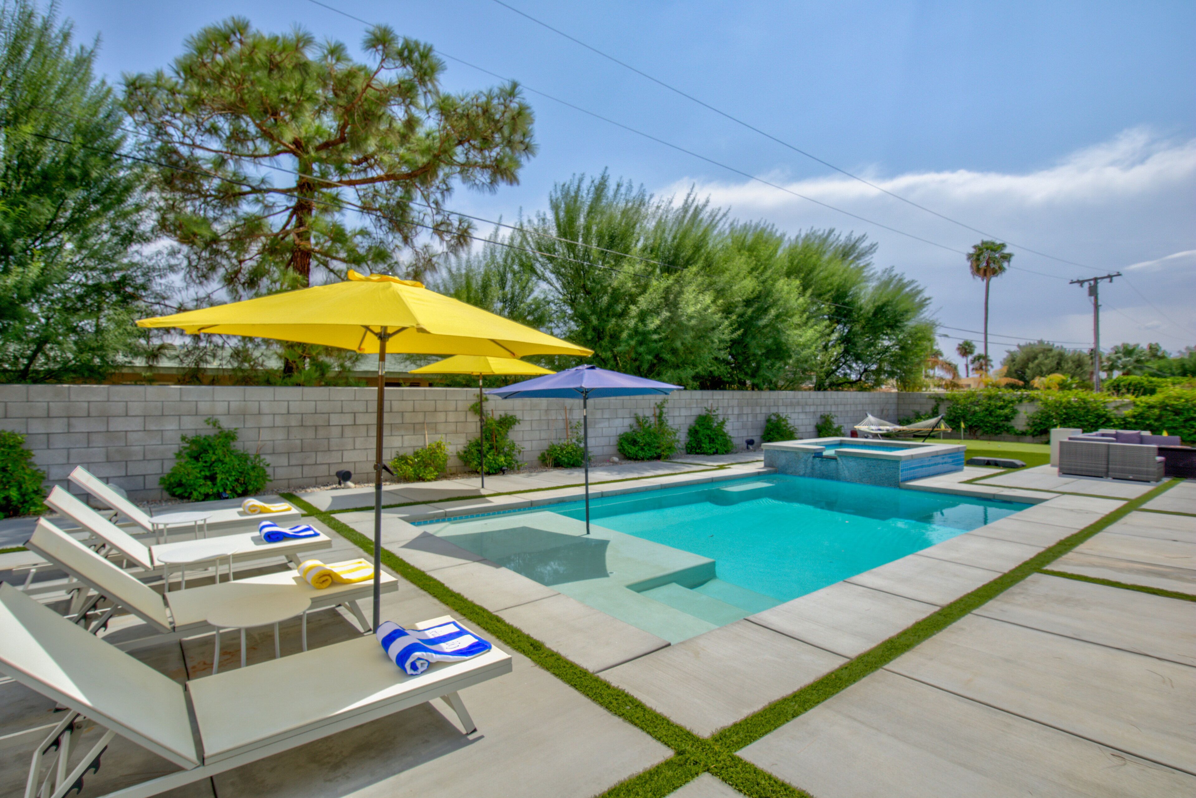 Newly Remodeled Mid-Century Oasis - Private Salt-Water Pool & Spa, Putting Green