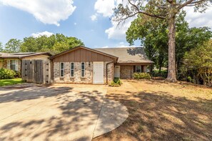 Exterior - Prime Location - Pool Table - BBQ - Walk to AT&T (Arlington)
