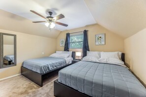 4 bedrooms, iron/ironing board, WiFi, bed sheets - Prime Location - Pool Table - BBQ - Walk to AT&T (Arlington)