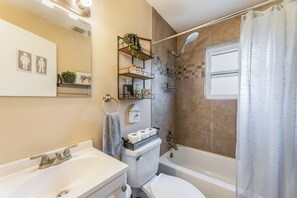 Hair dryer, towels, soap, toilet paper - Prime Location - Pool Table - BBQ - Walk to AT&T (Arlington)