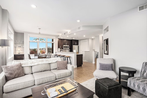 Perfect location! Right downtown! Walking distance to everything.