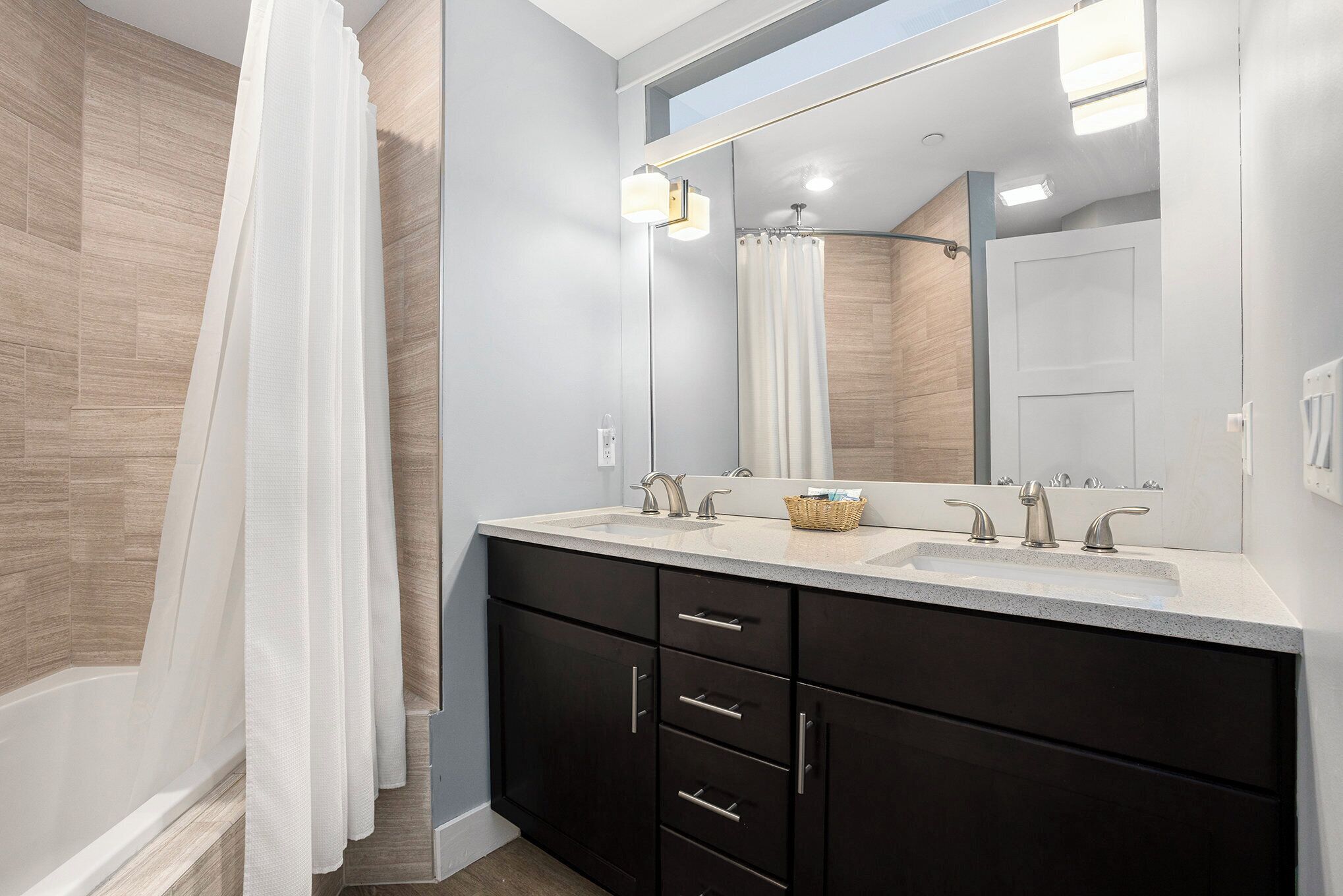 Combined shower/tub, jetted tub, hair dryer, towels