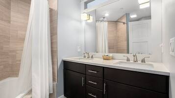 Combined shower/tub, jetted tub, hair dryer, towels