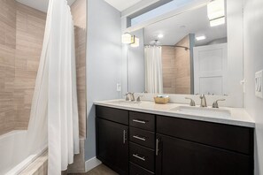 Combined shower/tub, jetted tub, hair dryer, towels