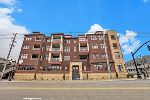 Exterior - Perfect location! Right downtown! Walking distance to everything. (Grand Haven)