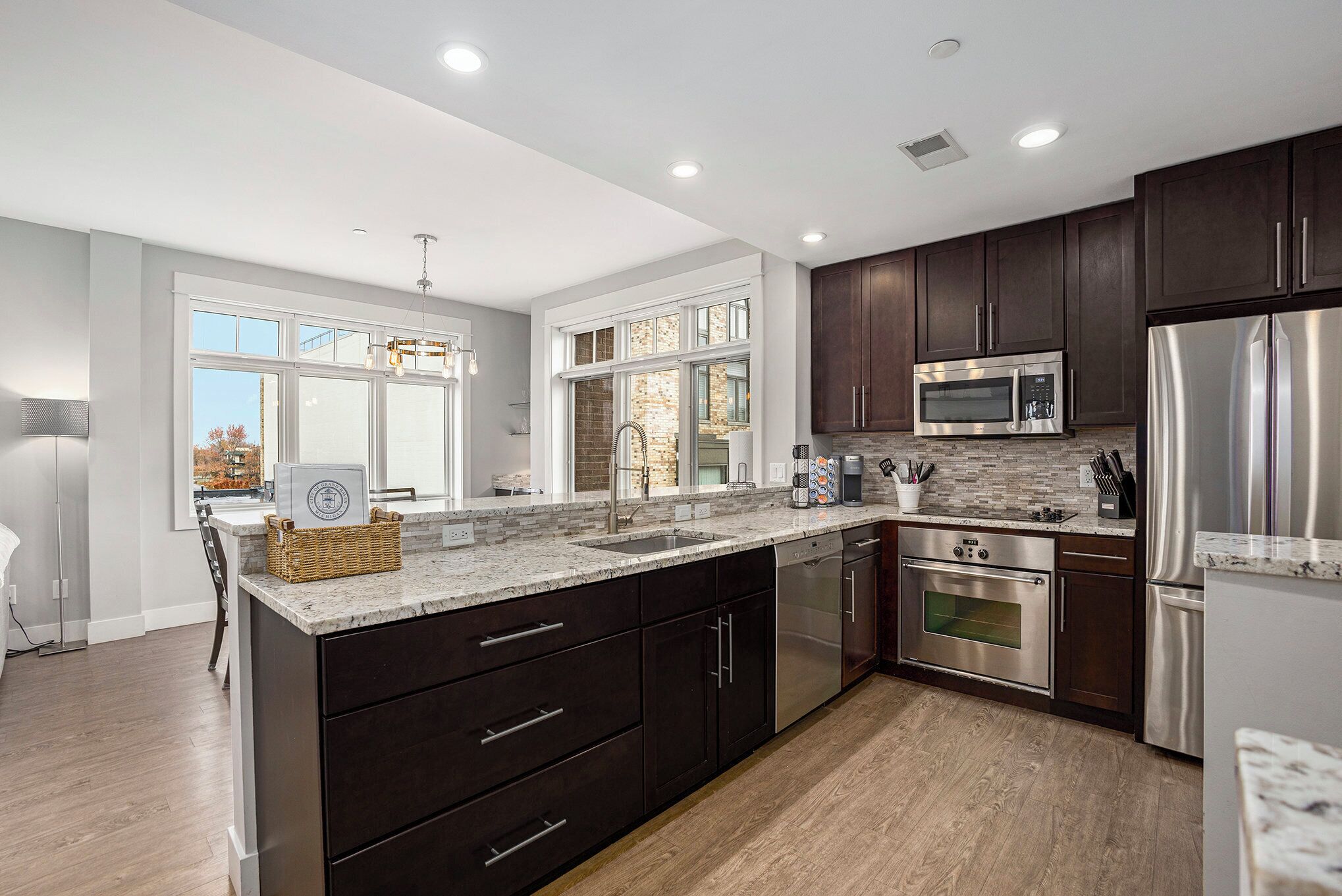 雪櫃、微波爐、焗爐、爐具