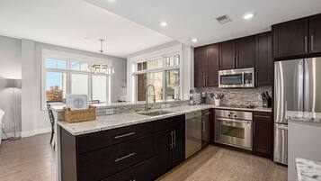 雪櫃、微波爐、焗爐、爐具