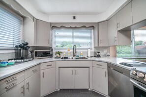 Fridge, microwave, oven, stovetop - Parkside Estate, Niagara Falls, USA + Free Parking (Niagara Falls)