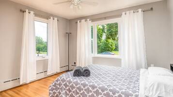 4 bedrooms, iron/ironing board, WiFi, bed sheets