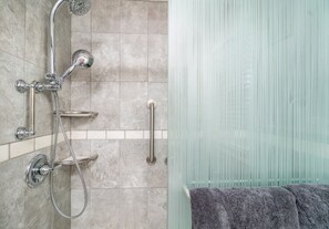 Douche, séchoir à cheveux, serviettes fournies, savon