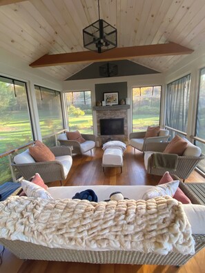 Smart TV, chimenea, libros y impresora 