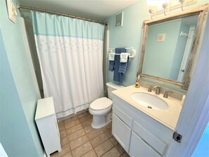 Kombination af bruser/badekar, hårtørrer, håndklæder, Sæbe