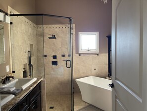 Badewanne, Haartrockner, Handtücher, Seife