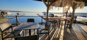 Outdoor dining - New-First floor lakefront, 160 ft dock, 2 minutes to Browns Beach & Restaurants! (Saratoga Springs)