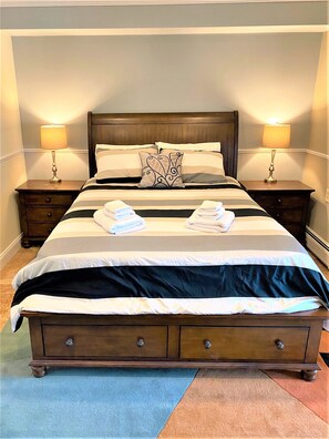 1 bedroom, iron/ironing board, free WiFi, bed sheets - New-First floor lakefront, 160 ft dock, 2 minutes to Browns Beach & Restaurants! (Saratoga Springs)