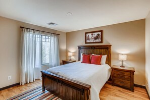 6 slaapkamers, een strijkplank/strijkijzer, reisbedje, gratis wifi