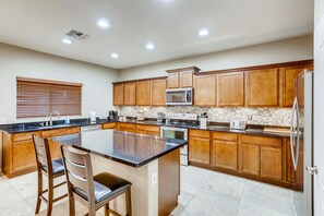 Kjøleskap, mikrobølgeovn, ovn og kokeplater