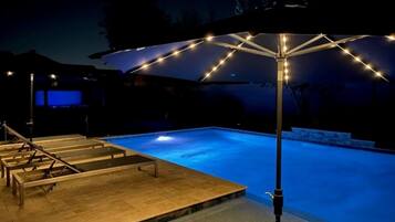 Una piscina al aire libre, una piscina climatizada