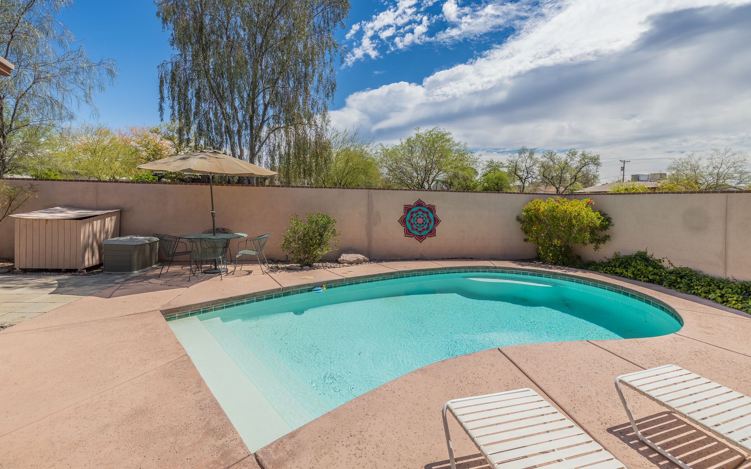 Pool AC Near UofA and hospital. Quiet, historical neighborhood. Upgraded