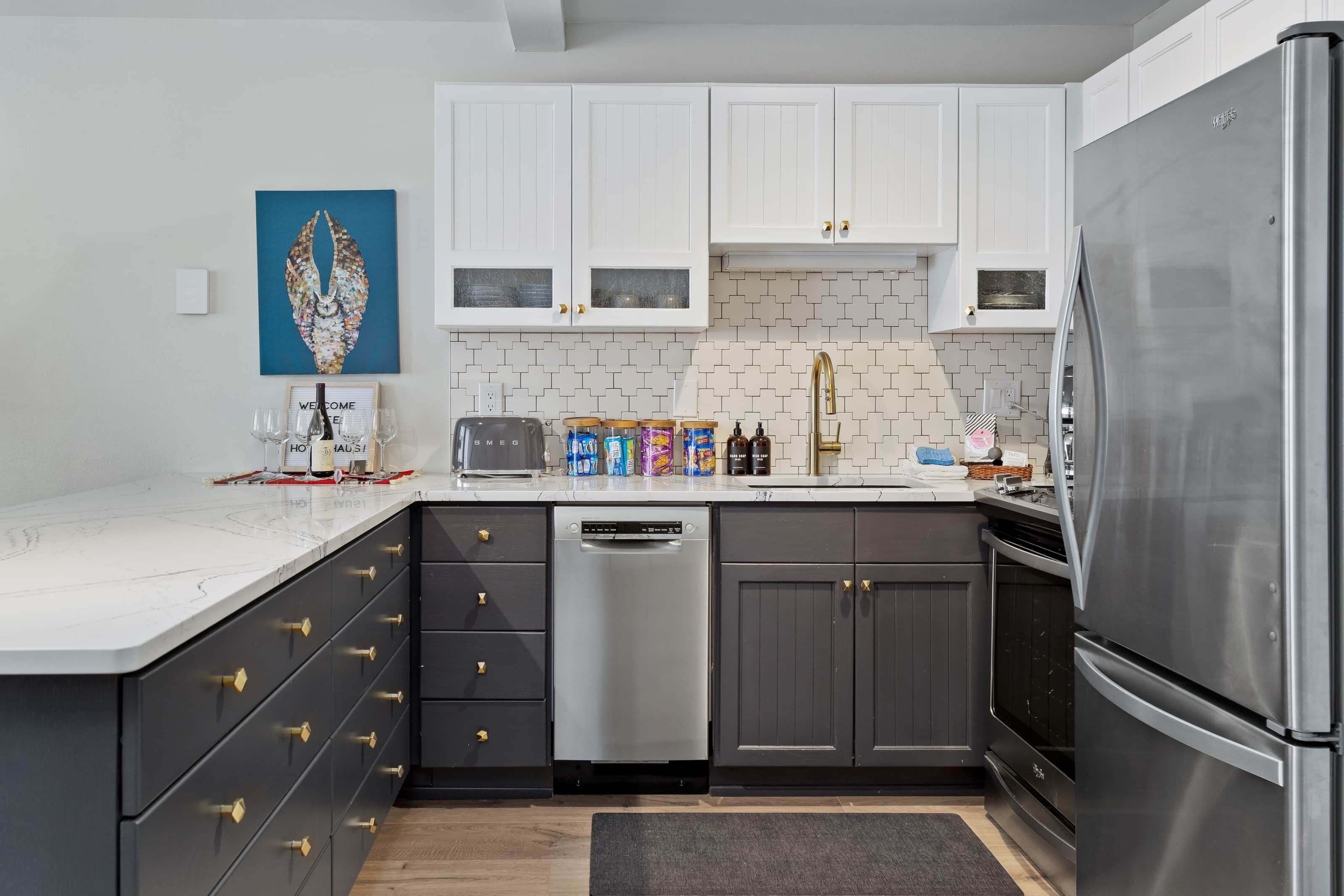 Réfrigérateur, micro-ondes, four, plaque de cuisson