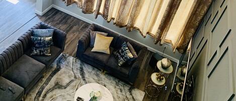 Smart TV, fireplace, books, offices