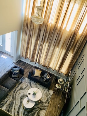 TV connectée, cheminée, livres, espaces bureaux