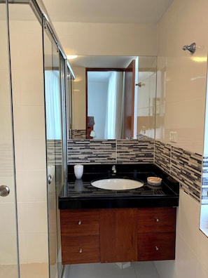 Shower, hair dryer, towels, soap - Bright 2BR Apartment Steps from El Olivar Park (San Isidro)