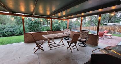 ♡Denver-Central: Cozy Bungalow w/ dual fireplace, open kitchen & private yard