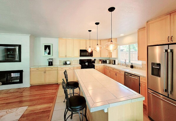 Refrigerador, microondas, horno y parrilla de estufa 