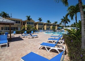 Utendørsbasseng og et oppvarmet basseng